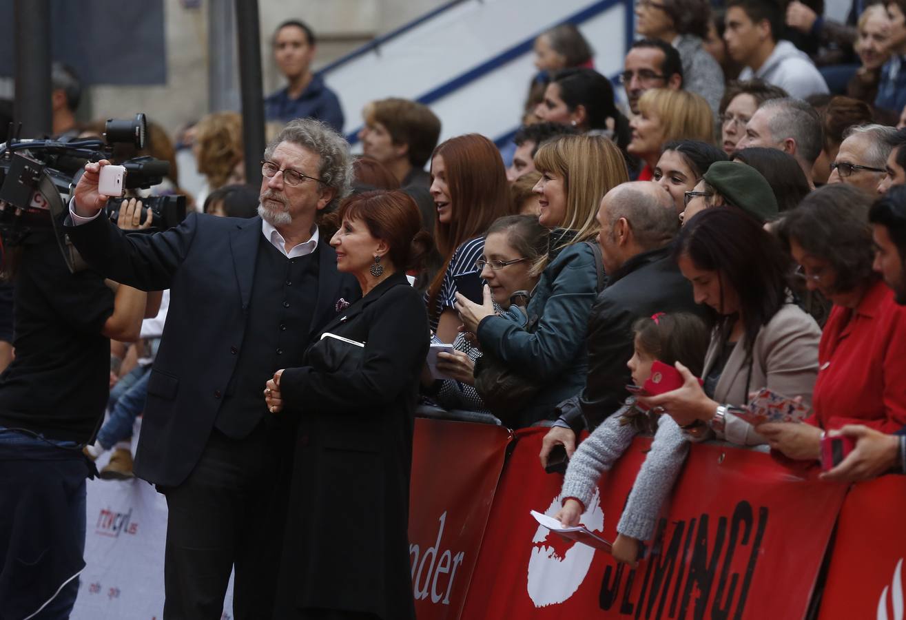 2015. Un selfi de Robert Guédiguian y Ariane Ascaride con el público en la alfombra roja de la gala de inauguración en el Teatro Calderón.