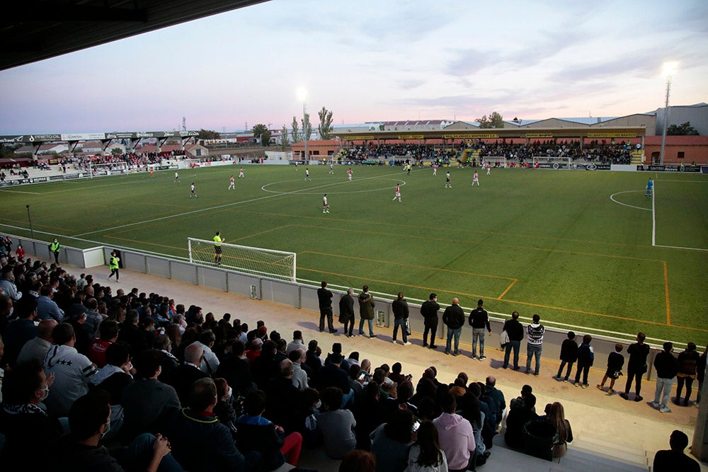 Trepidante oda al balón en la fiesta del fútbol popular entre Unionistas y la SD Logroñés (3-3)