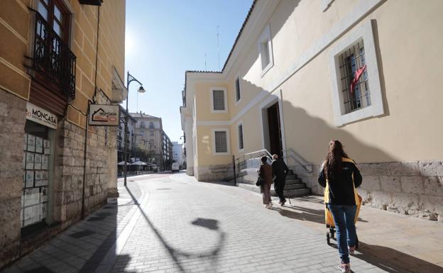 Zona adoquinada entre la calle San Lorenzo y la plaza de Santa Ana.