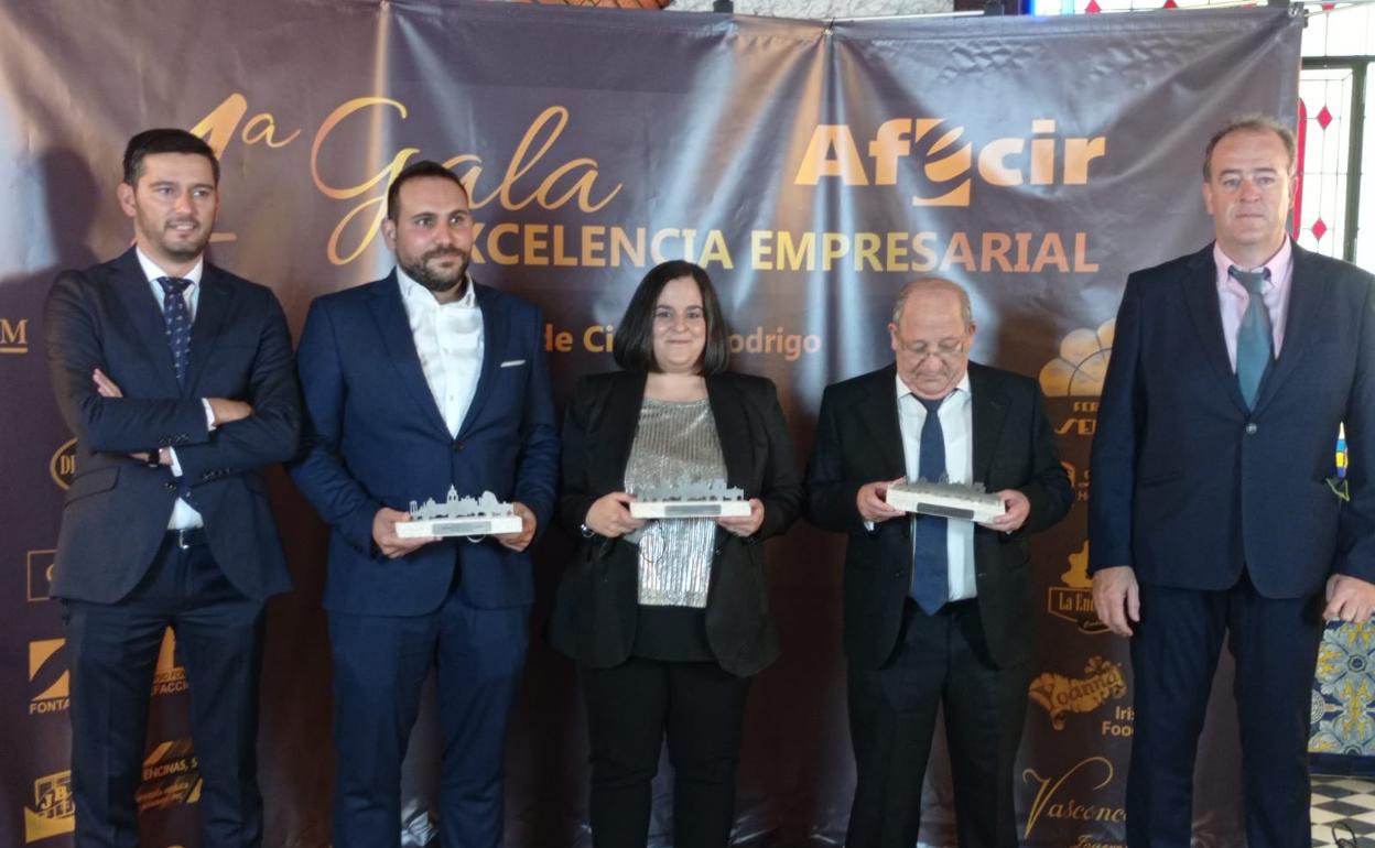 Los tres premiados junto al presidente de Afecir y el de CEOE-Cepymne Salamanca.