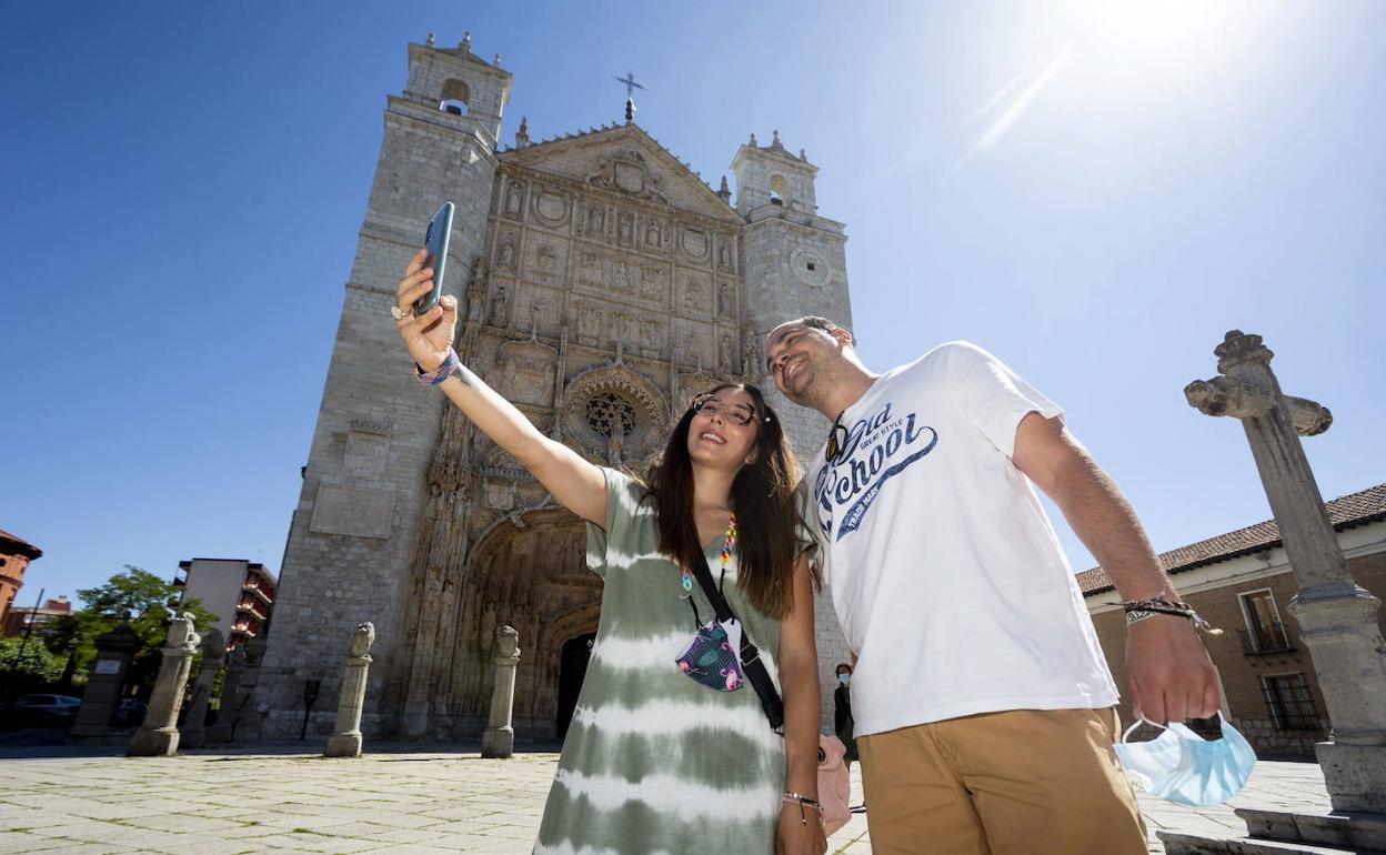 Dos turistas se hacen una foto en Valladolid. 