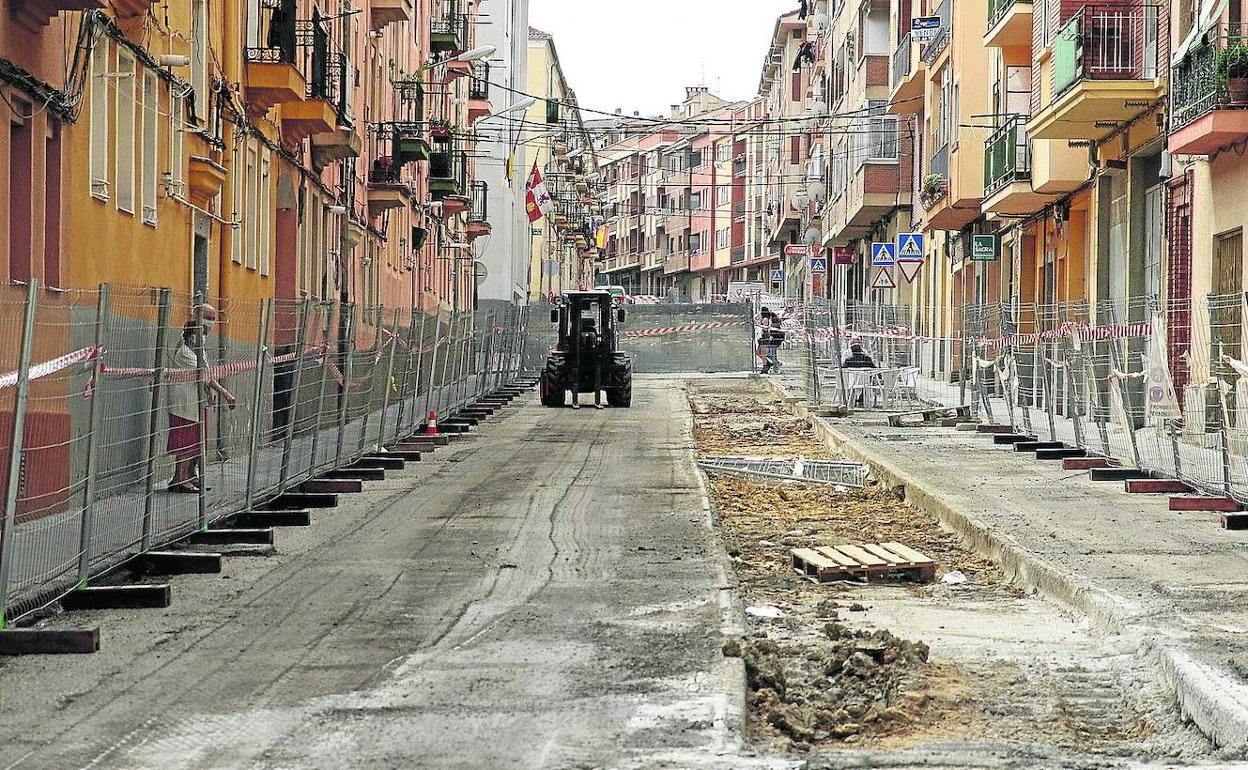 Intervención en la calle Agapito Marazuela, una obra «larga y profunda», en palabras del concejal. 