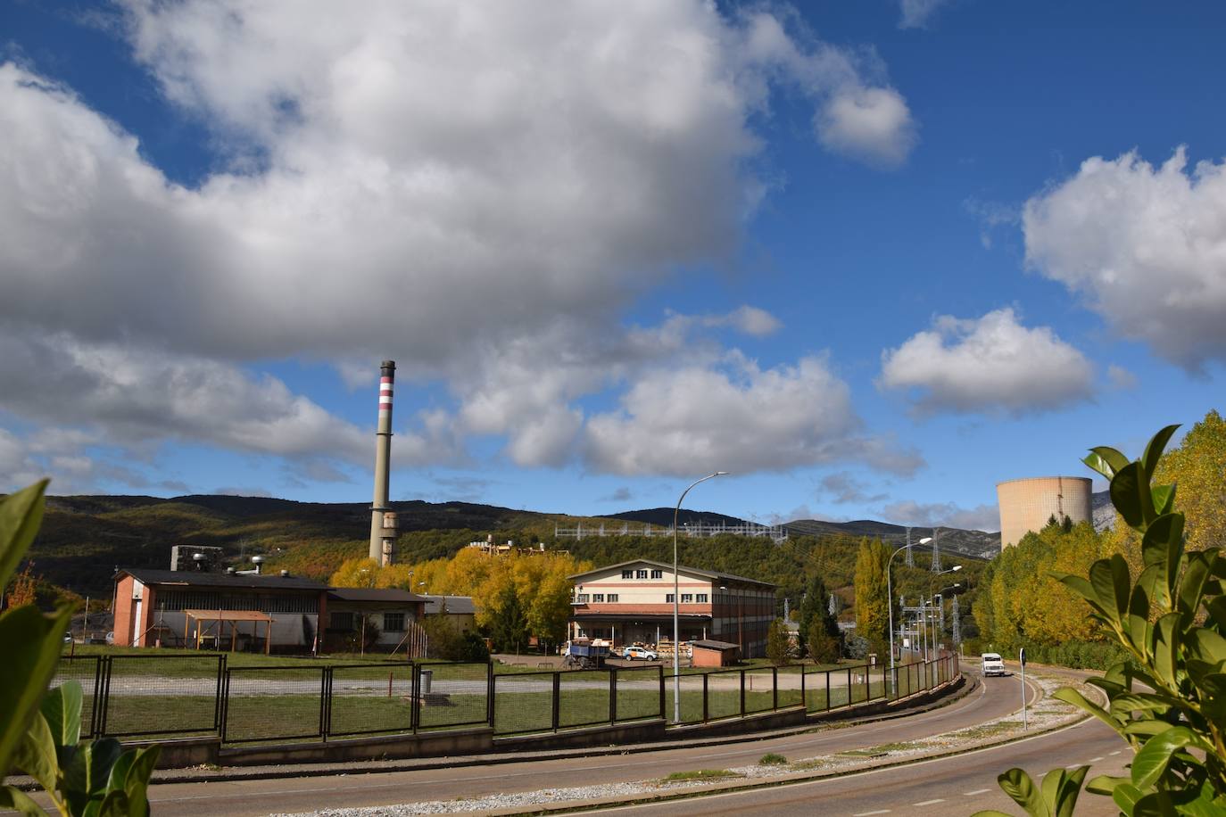 Fotos: Preparan la voladura de la torre de refrigeración de la Térmica de Velilla