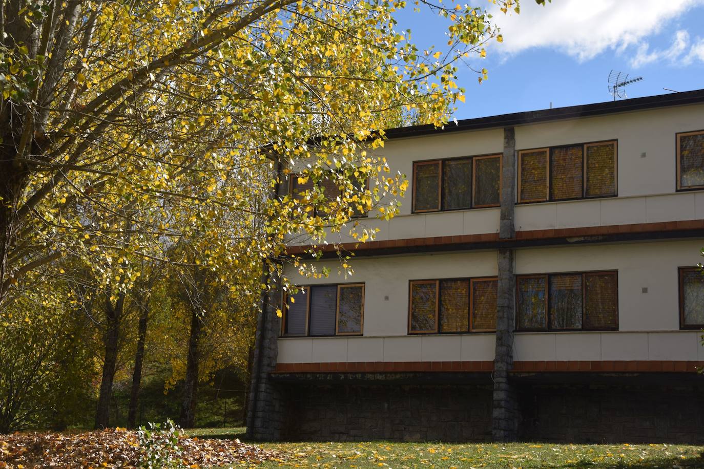 Fotos: Preparan la voladura de la torre de refrigeración de la Térmica de Velilla
