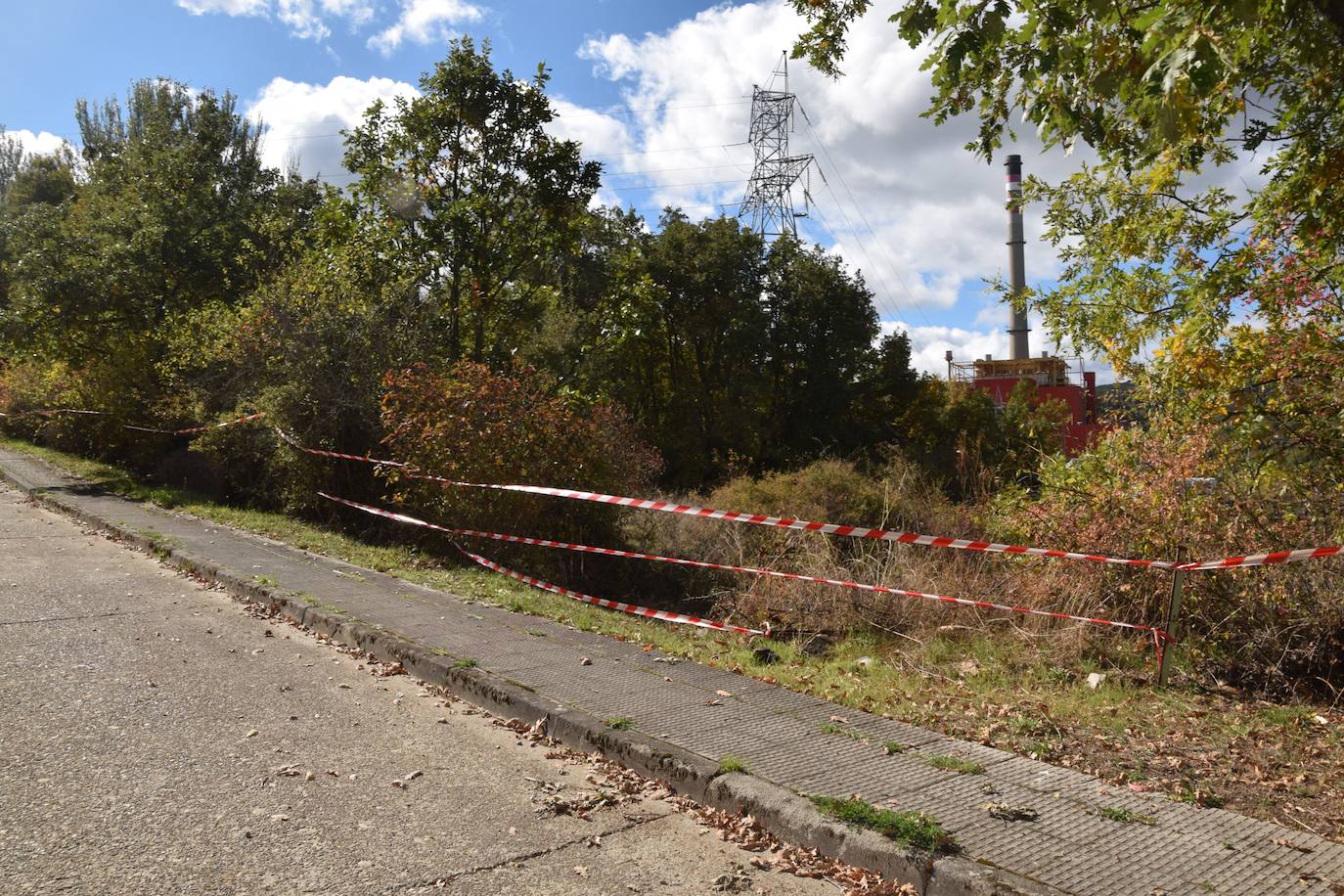 Fotos: Preparan la voladura de la torre de refrigeración de la Térmica de Velilla