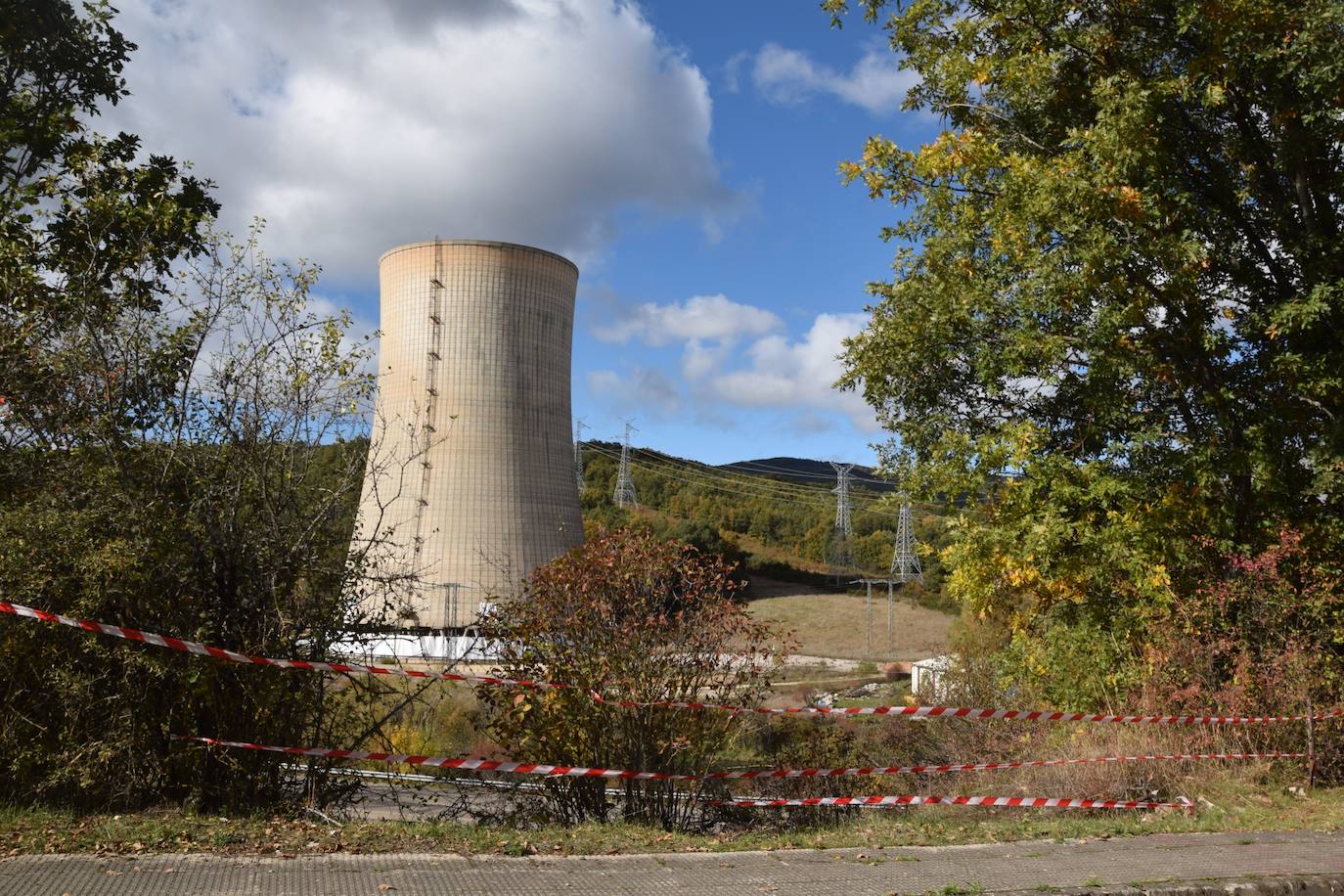 Fotos: Preparan la voladura de la torre de refrigeración de la Térmica de Velilla