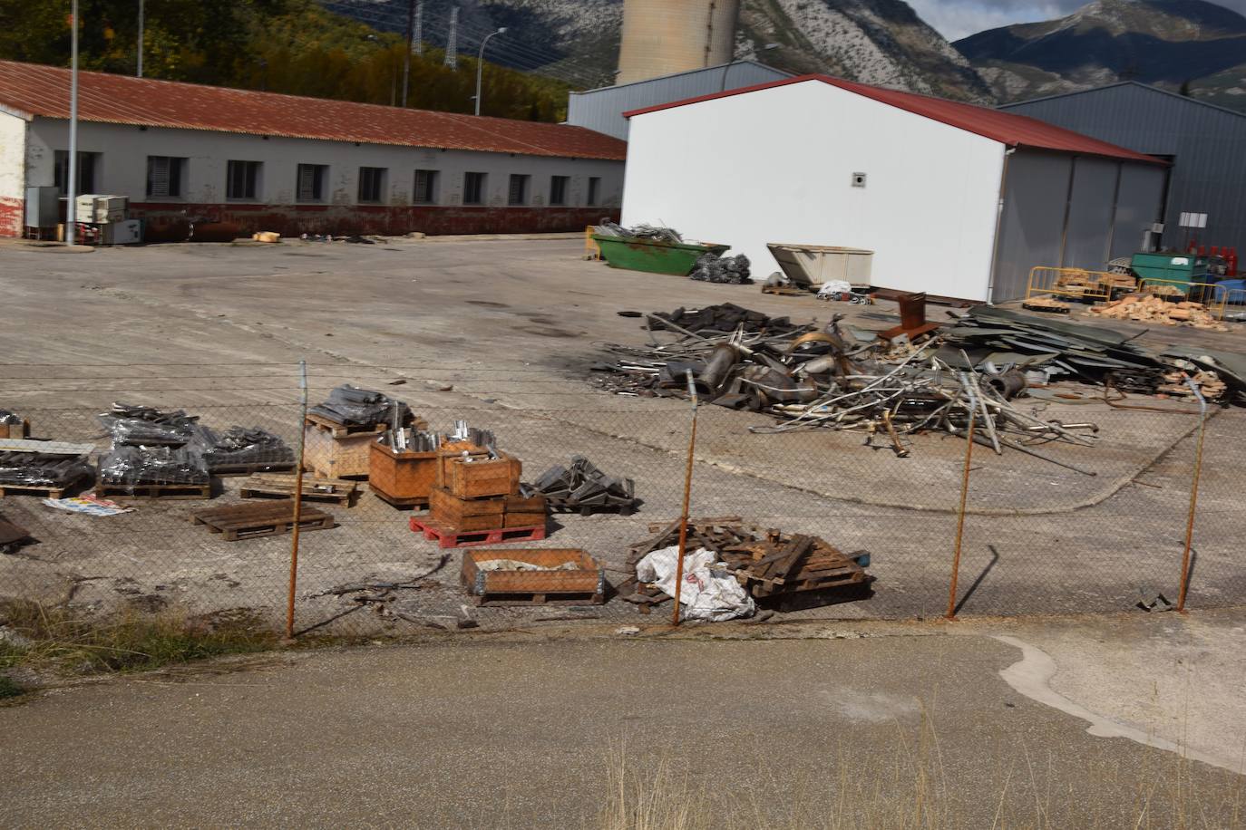 Fotos: Preparan la voladura de la torre de refrigeración de la Térmica de Velilla