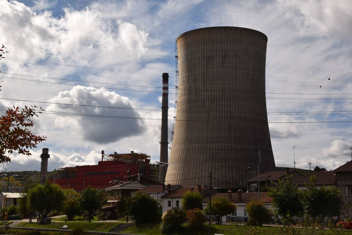Fotos: Preparan la voladura de la torre de refrigeración de la Térmica de Velilla