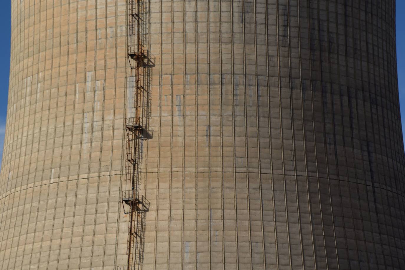 Fotos: Preparan la voladura de la torre de refrigeración de la Térmica de Velilla