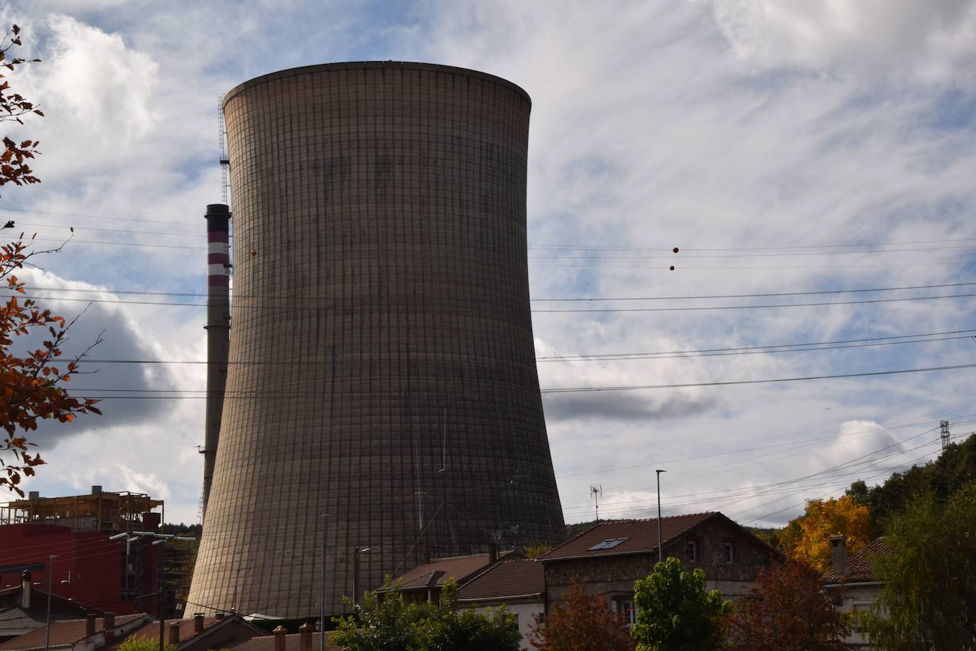 Fotos: Preparan la voladura de la torre de refrigeración de la Térmica de Velilla