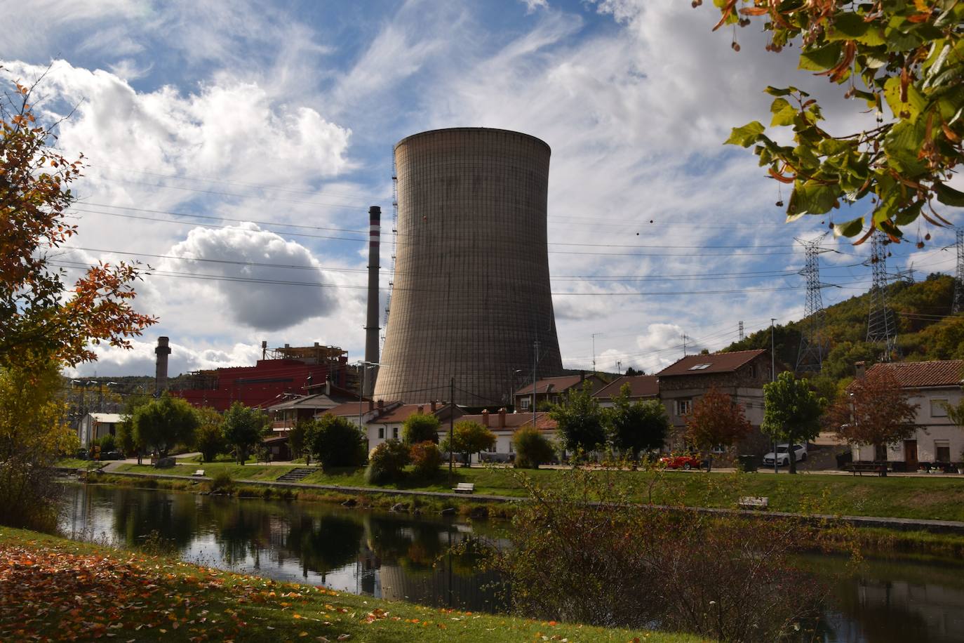 Fotos: Preparan la voladura de la torre de refrigeración de la Térmica de Velilla
