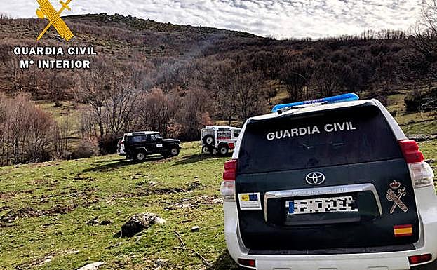 La Guardía Civil, en el lugar en el que se ha centrado la investigación.