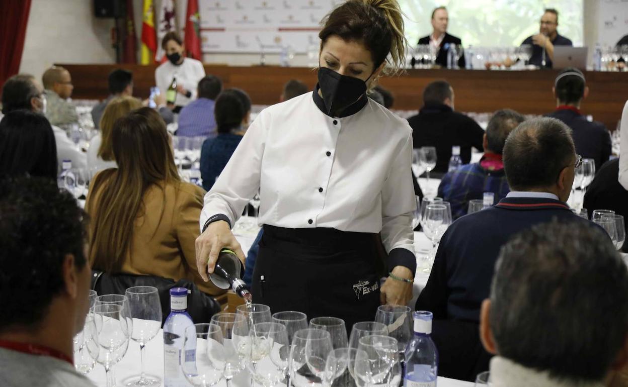 Sumilleres, en el Museo del Vino en el castillo de Peñafiel. 