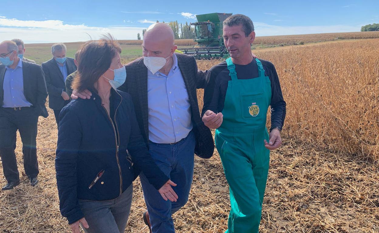 Jesús Julio Carnero durante su visita en Arabayona de Mógica. 