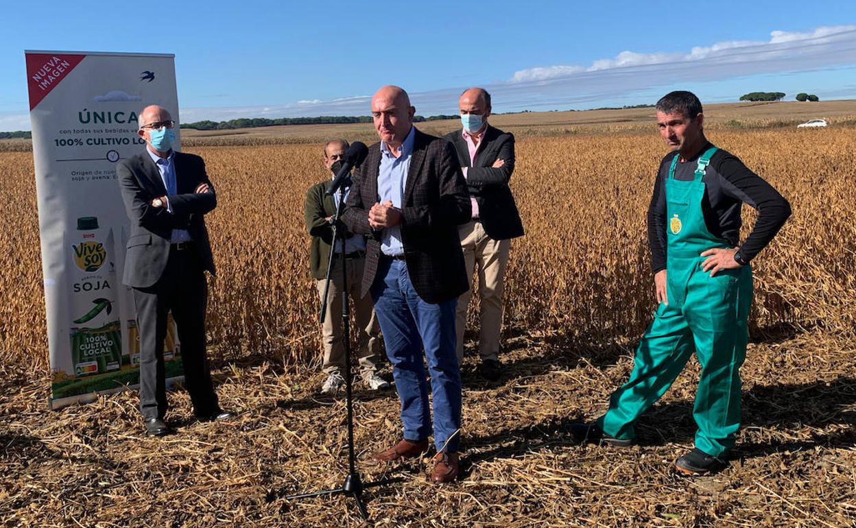 El consejero de Agricultura, Ganadería y Desarrollo Rural durante su visita a Arabayona de Mógica. 