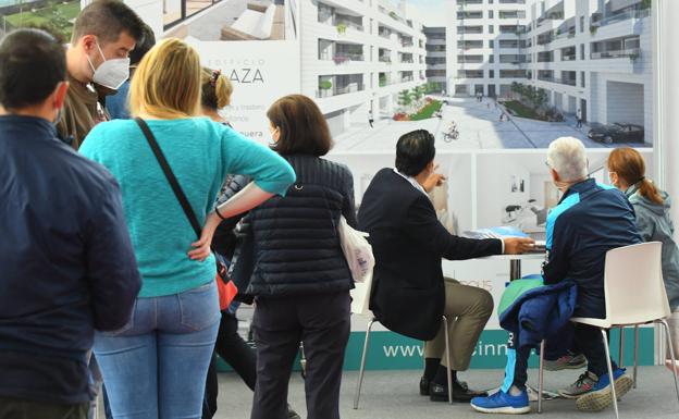 Colas para recibir atención ayer, en uno de los expositores de la Feria Inmobiliaria de Valladolid.