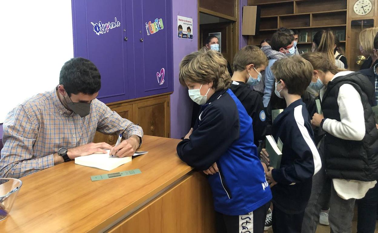 Samuel Deblas firma los ejemplares de los alumnos de Maristas.. 