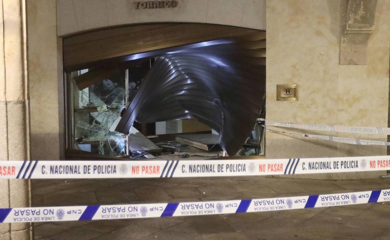 Imagen de una joyería asaltada por el método del alunizaje en la Plaza Mayor. 