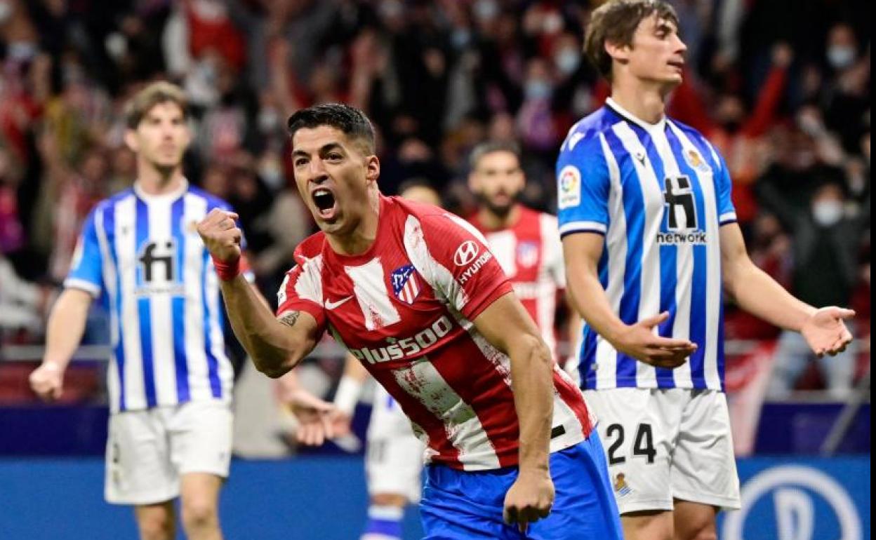 Luis Suárez celebra el primero de sus dos goles ante la Real Sociedad, el domingo en el Wanda. 