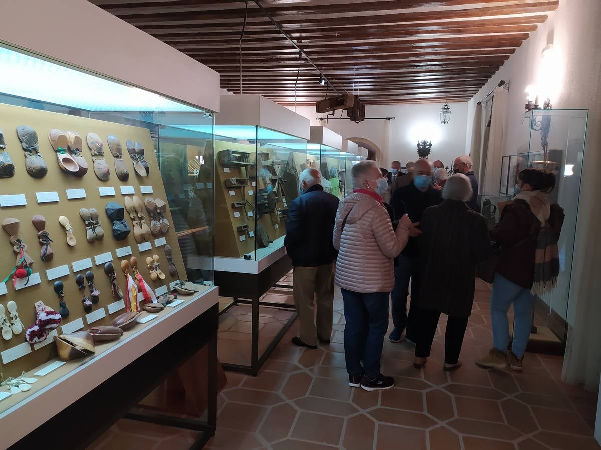 Fotos: Mayores de Villavicencio, Bolaños y Villalán visitan Urueña de la mano de Joaquín Díaz