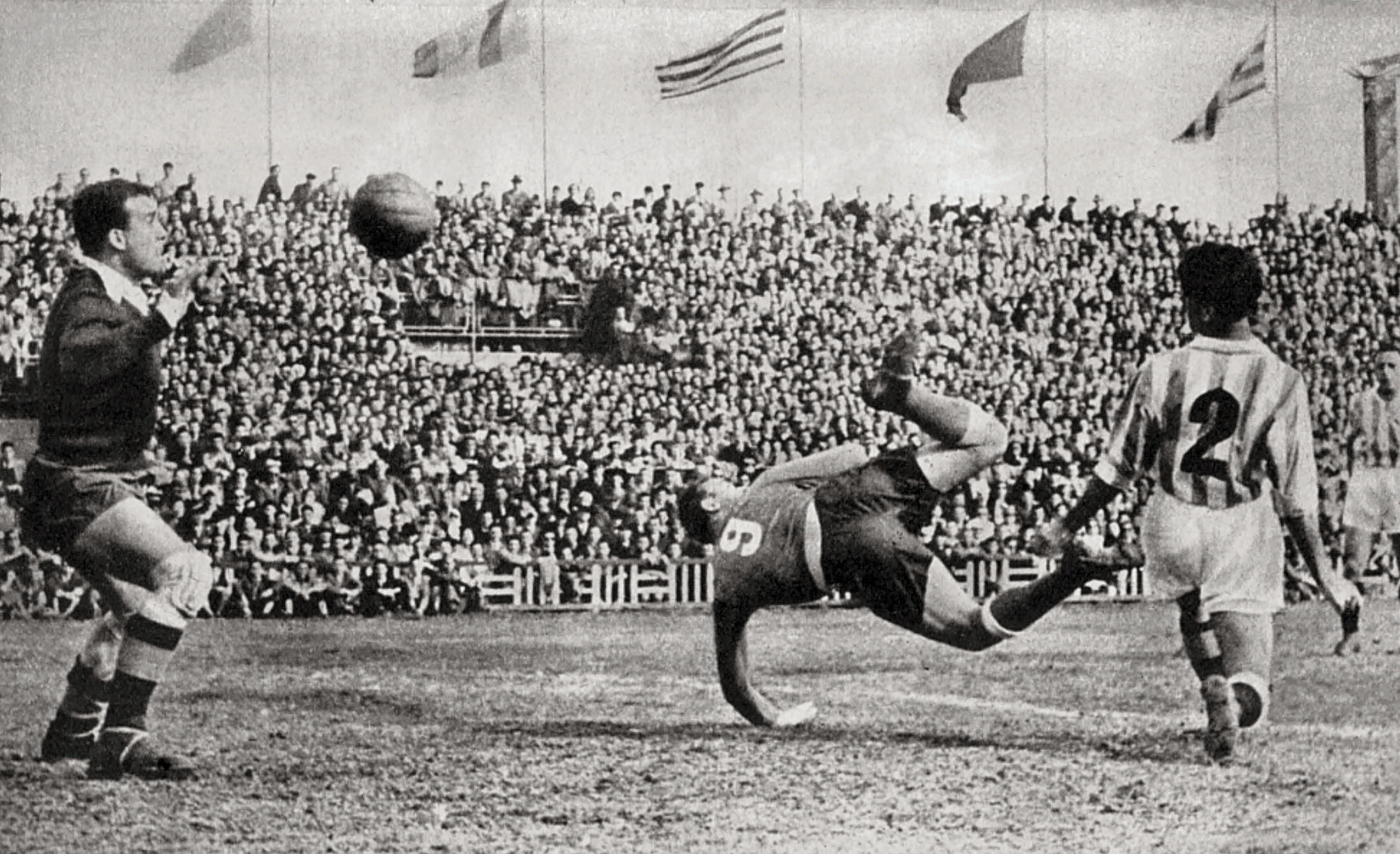 Gol de Di Stéfano a José Luis Saso, del Real Valladolid, en el Viejo Estadio.