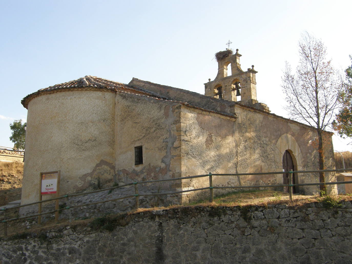 Calle de Siguero donde está la iglesia. 