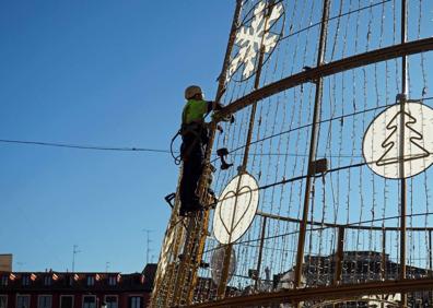 Imagen secundaria 1 - El Árbol de los Deseos luce ya en la Plaza Mayor de Valladolid