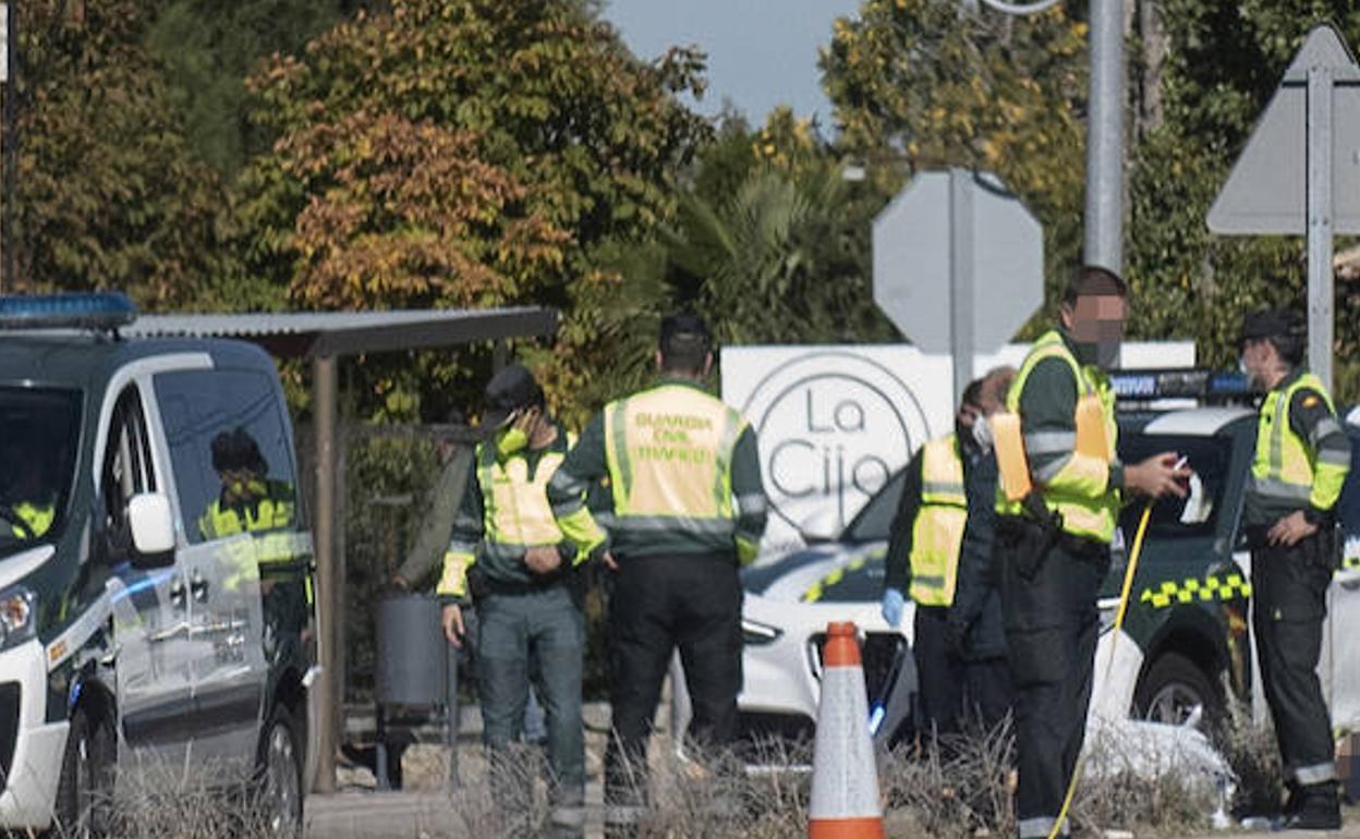 Despliegue de agentes de la Guardia Civil en el lugar donde ha tenido lugar el atropello mortal. 