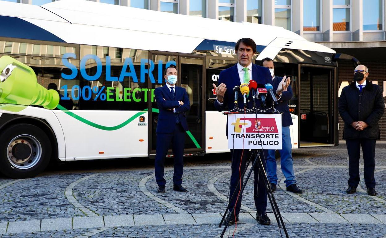 El consejero de Fomento y Medio Ambiente, Juan Carlos Suárez-Quiñones, participa en la presentación del primer autobús eléctrico de Avanza para una ruta metropolitana en Castilla y León. 