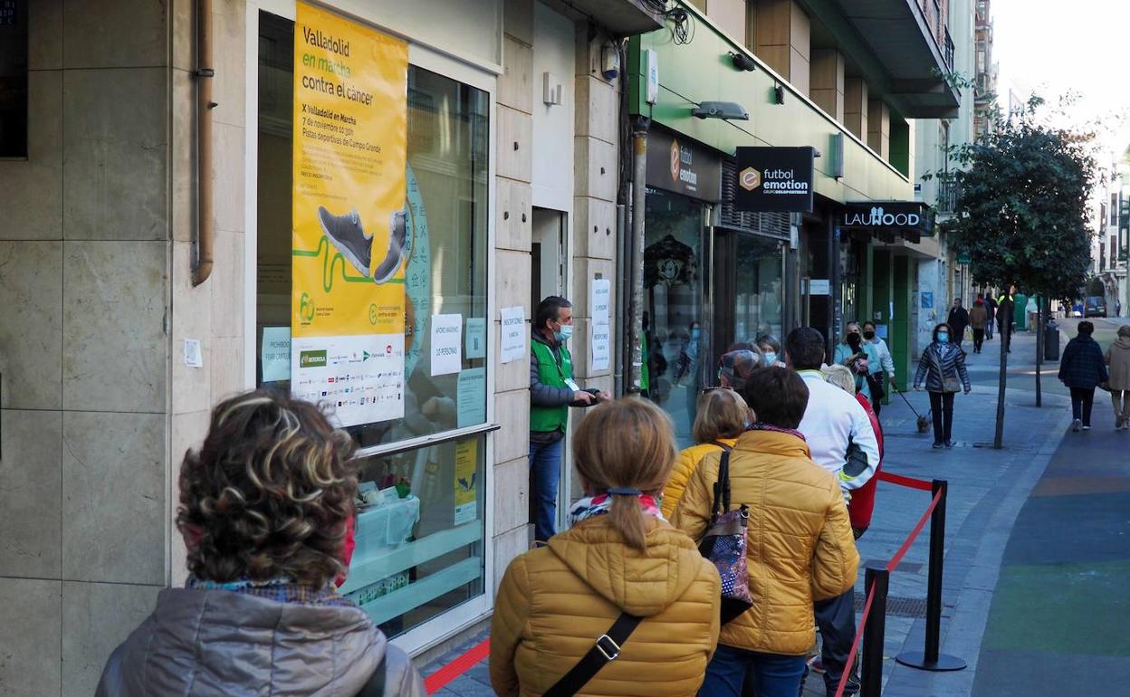 Colas para inscribirse en la Marcha Contra el Cáncer de Valladolid. 