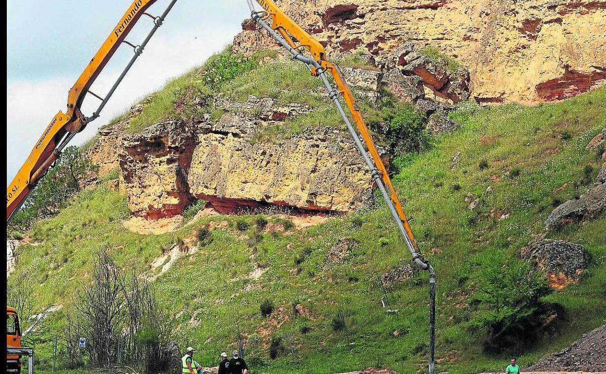 Obras de asentamiento del talud en Tejadilla realizadas durante los meses pasados. 