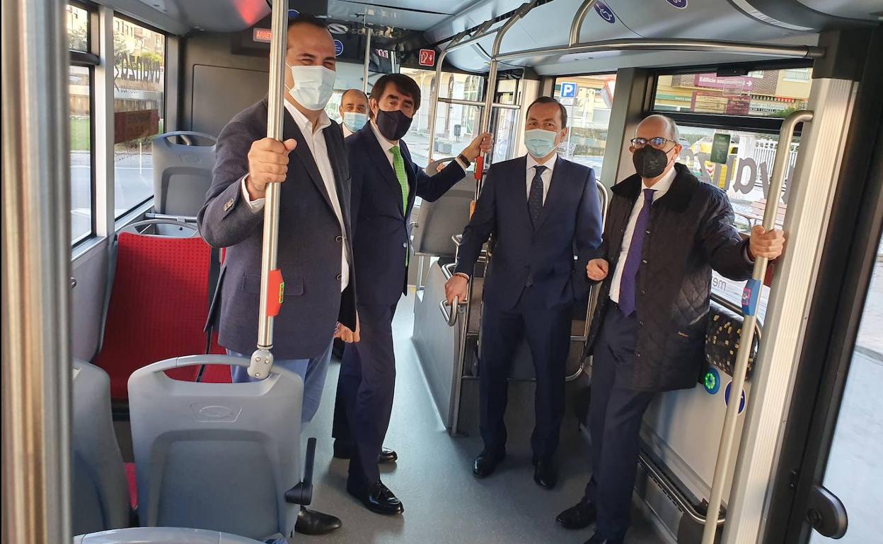 David Mingo, Juan Carlos Suárez-Quiñones, José Luis Román (director de Movilidad de Avanza) y Javier Iglesias, los primeros en viajar en el bus. 