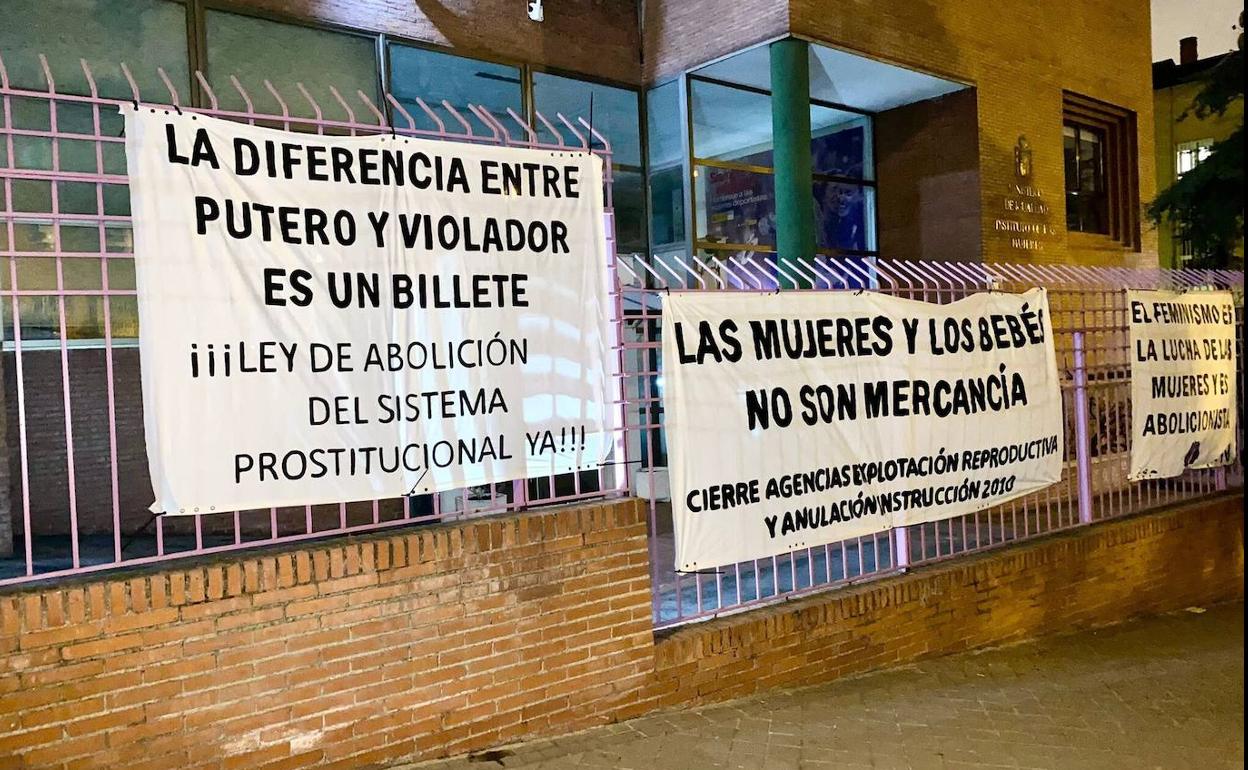 Pancartas colocadas en Madrid que claman por la abolición de la prostitución en marzo de 2021.