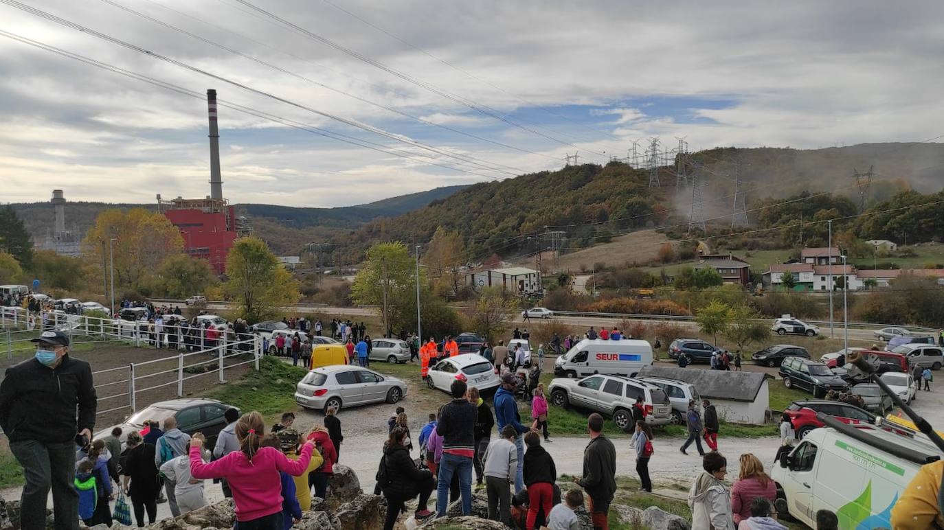 El público, expectante y nervioso, grita y aplaude al final de la voladura. 