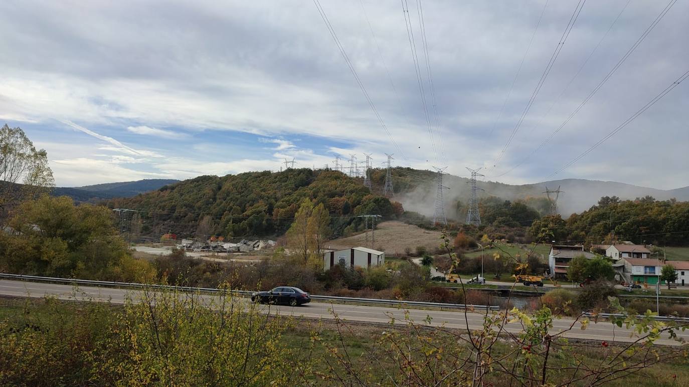 Polvo que se aprecia tras la demolición desde el otro lado de la carretera. 