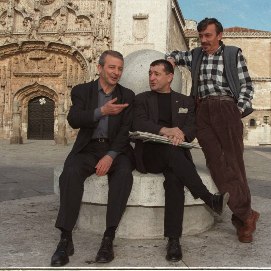 1997. Juan Diego, a la izquierda, y Antonio Simón, en el centro, en la plaza de San Pablo.