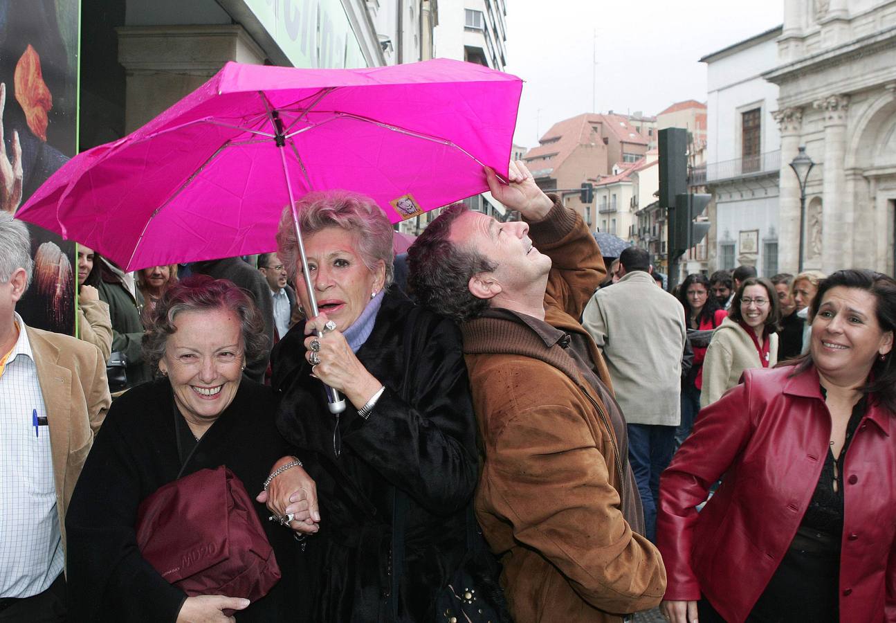 2004. María Galiana, Pilar Bardem y Juan Diego, protagonistas de la película 'María querida', se protegen de la lluvia en la 49 edición de la Seminci.