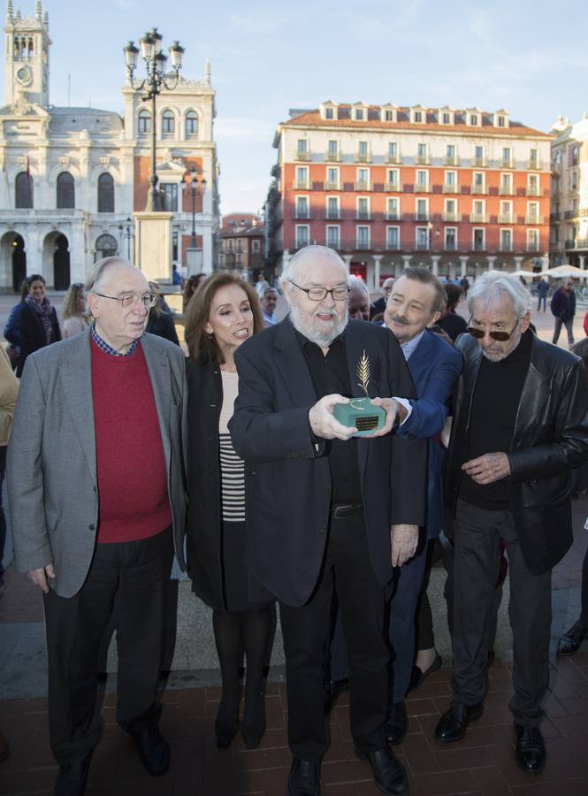 2017. Fernando Méndez Leite, Ana Belén, Juan Diego y José Sacristán arropan a José Luis García Sánchez (3i) en el homenaje que le rindió el festival.