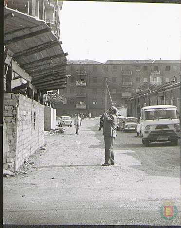 1974. Calle del barrio con edificio en construcción.