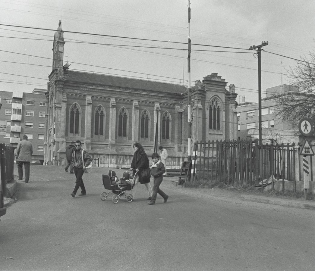 Paso a nivel junto a la iglesia, en los años 80.