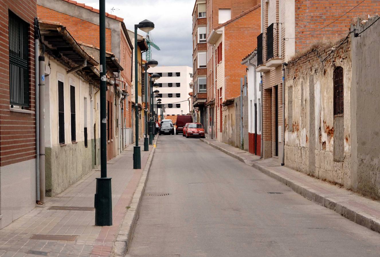 2009. Farolas en la calle Julián Humanes que dificultan el paso en las aceras estrechas.