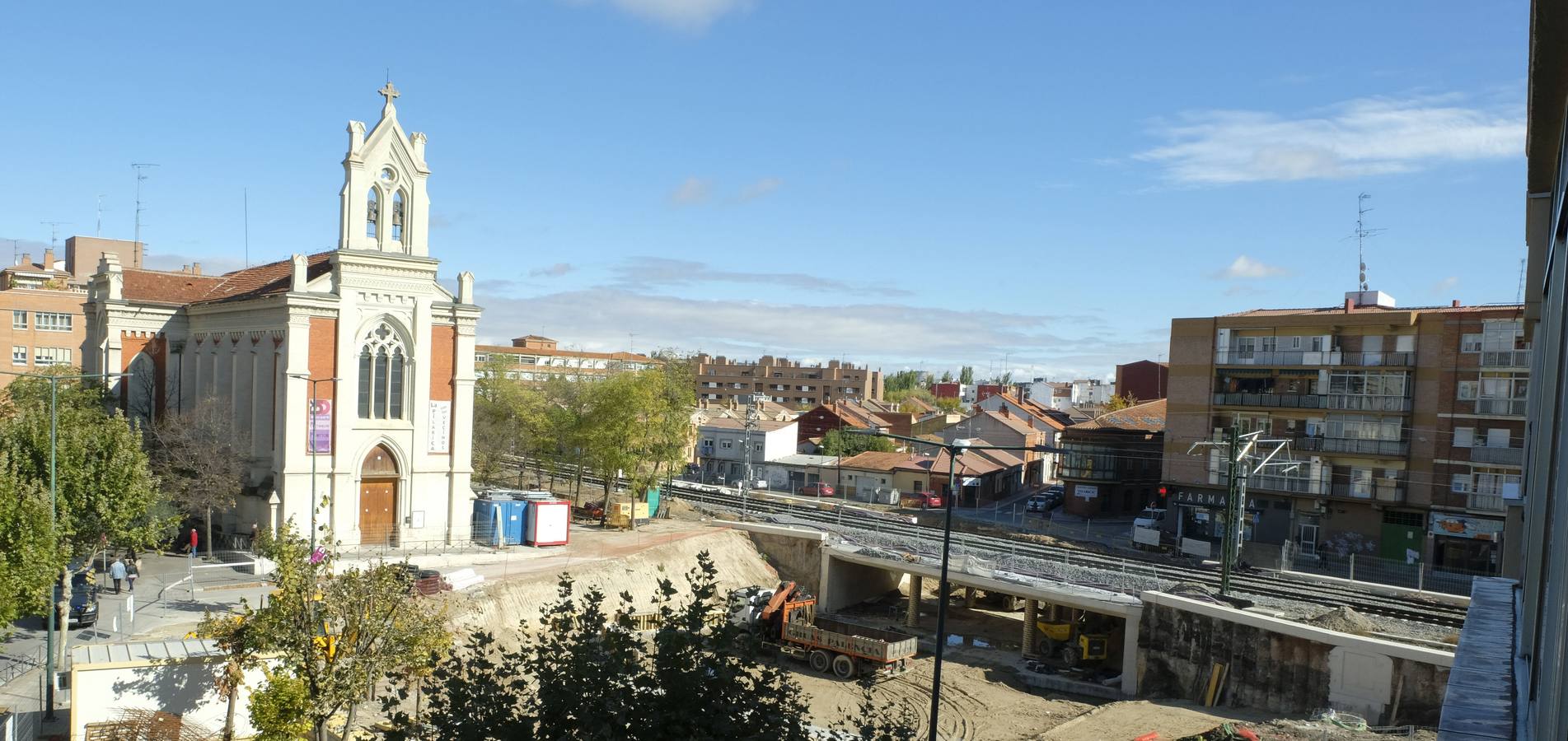 2018. El paso para peatones bajo las vías de la plaza de Rafael Cano ya une las dos márgenes del barrio.