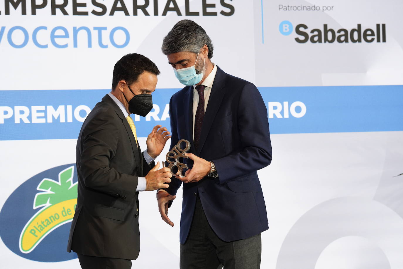 Sergio Cáceres, Gerente y Director de Marketing y Comunicación de Plátano de Canarias, recibe el Premio Extraordinario de mano de Luis Enríquez, consejero delegado de Vocento.