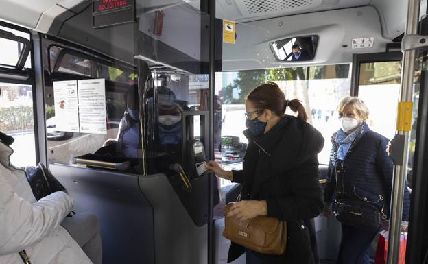 Dos mujeres embarcan en un autobús de Auvasa en la parada de El Corte Inglés de Zorrilla. 