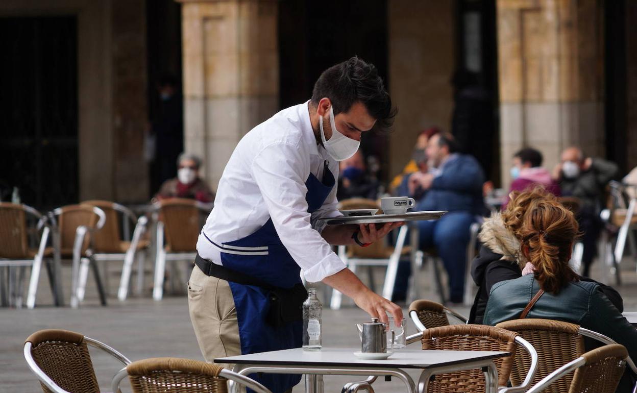 El sector servicios, con la hostelería al frente, es el que más puestos de trabajo ofrece.