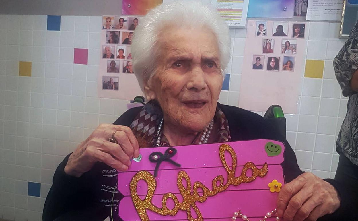 Rafaela de Andrés Pérez, en la fiesta de su 103 cumpleaños celebrada en la residencia La Alameda de Nava. 