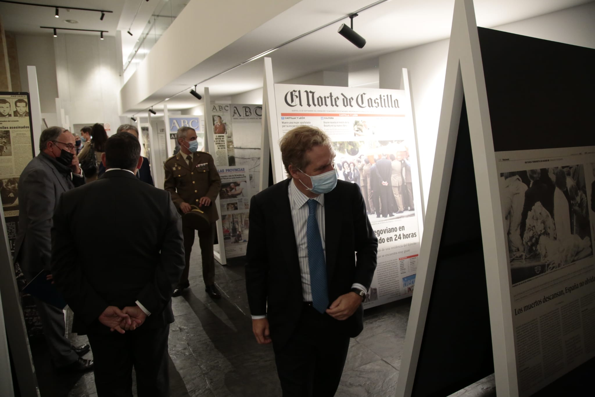 Ignacio Ybarra junto a una portada de El Norte durante la visita a la exposición.