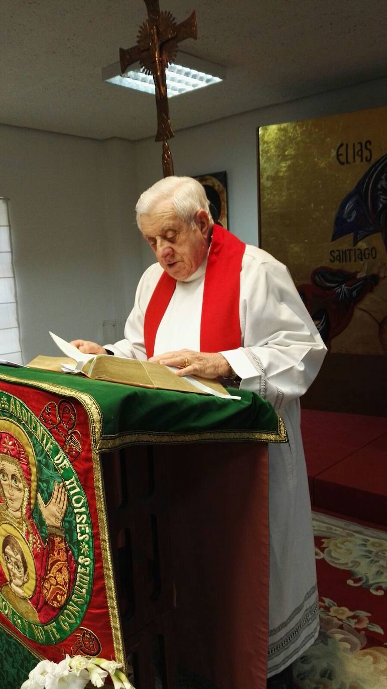 Manuel Villa, durante una misa.