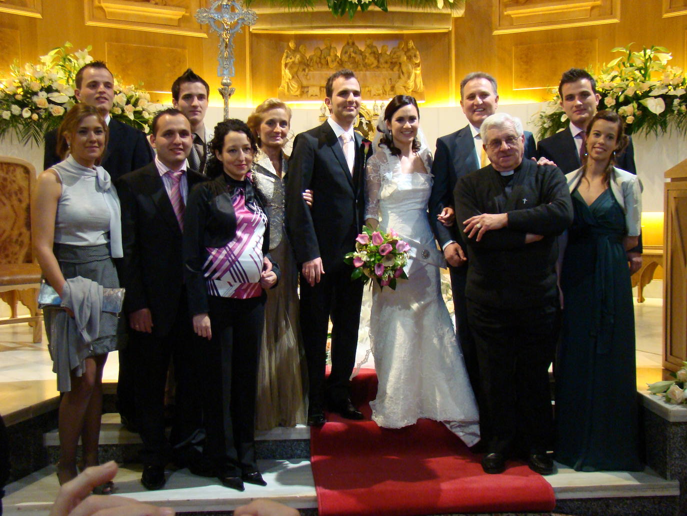 Manuel Villa posa junto a varios familiares tras oficiar un matrimonio.