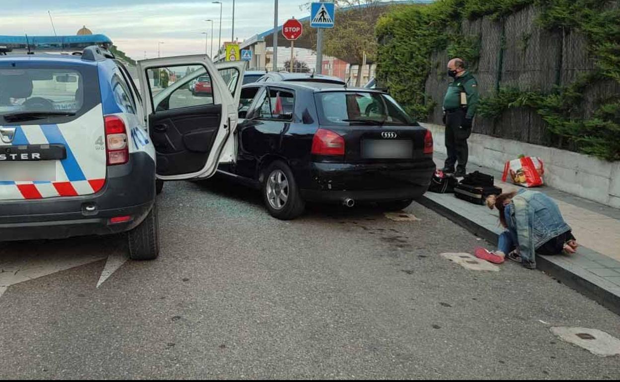 Momento de la detención de los sospechosos en Arroyo. 